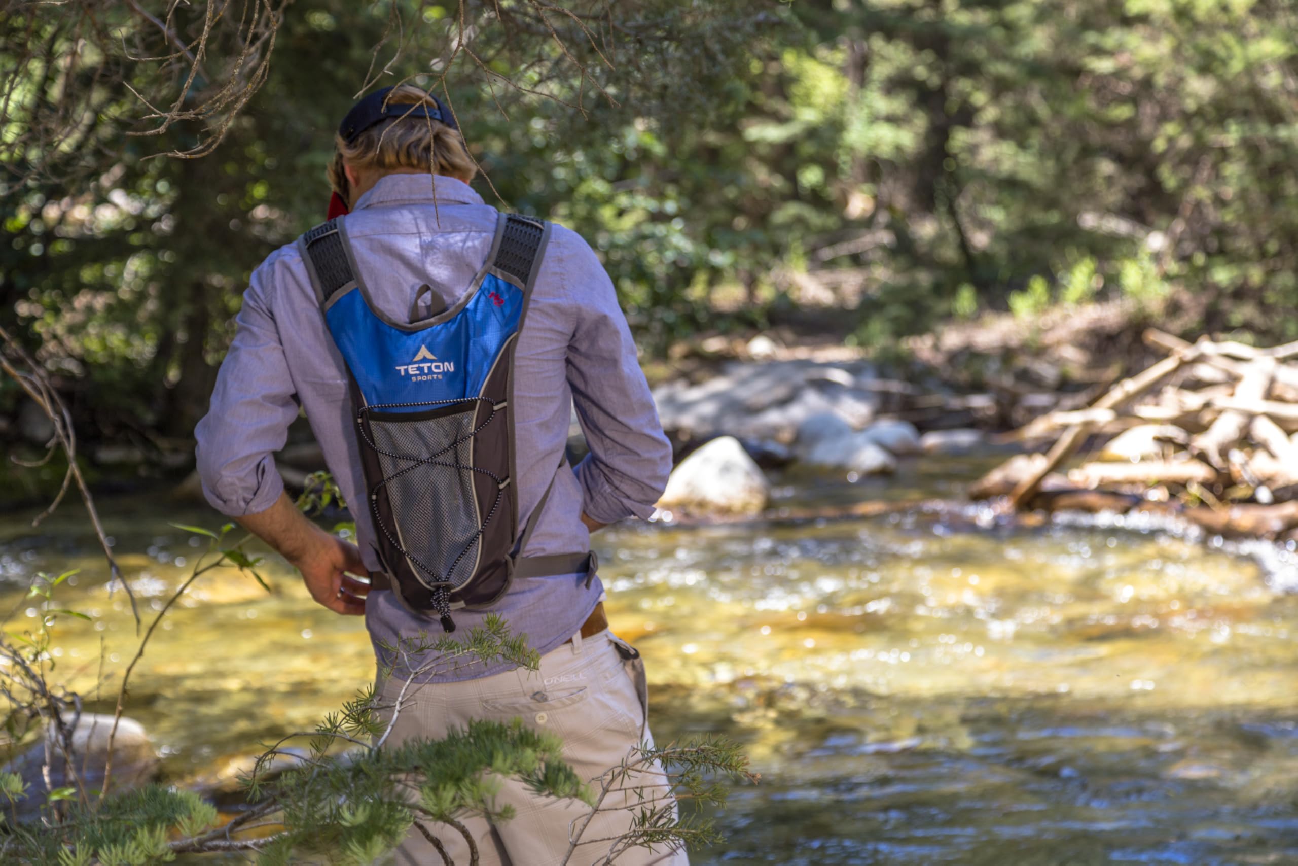 Teton Oasis/Trailrunner Hydration Backpack – Lightweight Water Pack with 2L/3L Bladder for Hiking, Running, Cycling, Biking 18L/22L Sizes – Sewn-in Rain Cover – Fits Men and Women