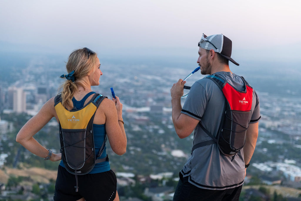 Teton Oasis/Trailrunner Hydration Backpack – Lightweight Water Pack with 2L/3L Bladder for Hiking, Running, Cycling, Biking 18L/22L Sizes – Sewn-in Rain Cover – Fits Men and Women