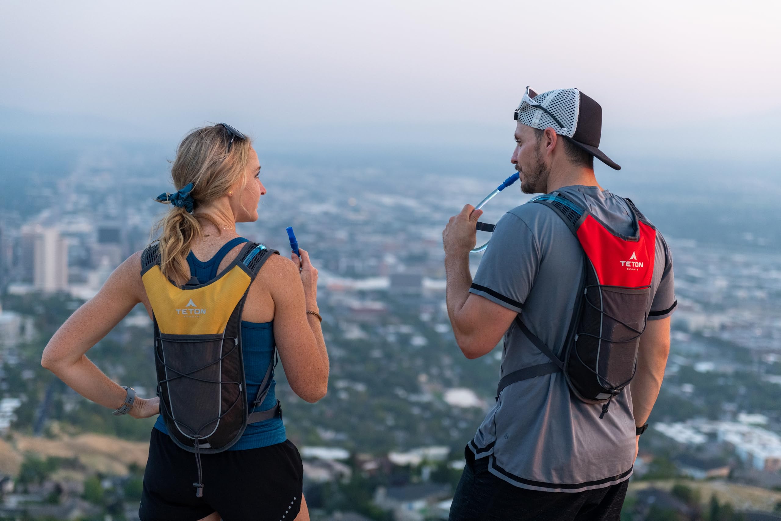 Teton Oasis/Trailrunner Hydration Backpack – Lightweight Water Pack with 2L/3L Bladder for Hiking, Running, Cycling, Biking 18L/22L Sizes – Sewn-in Rain Cover – Fits Men and Women