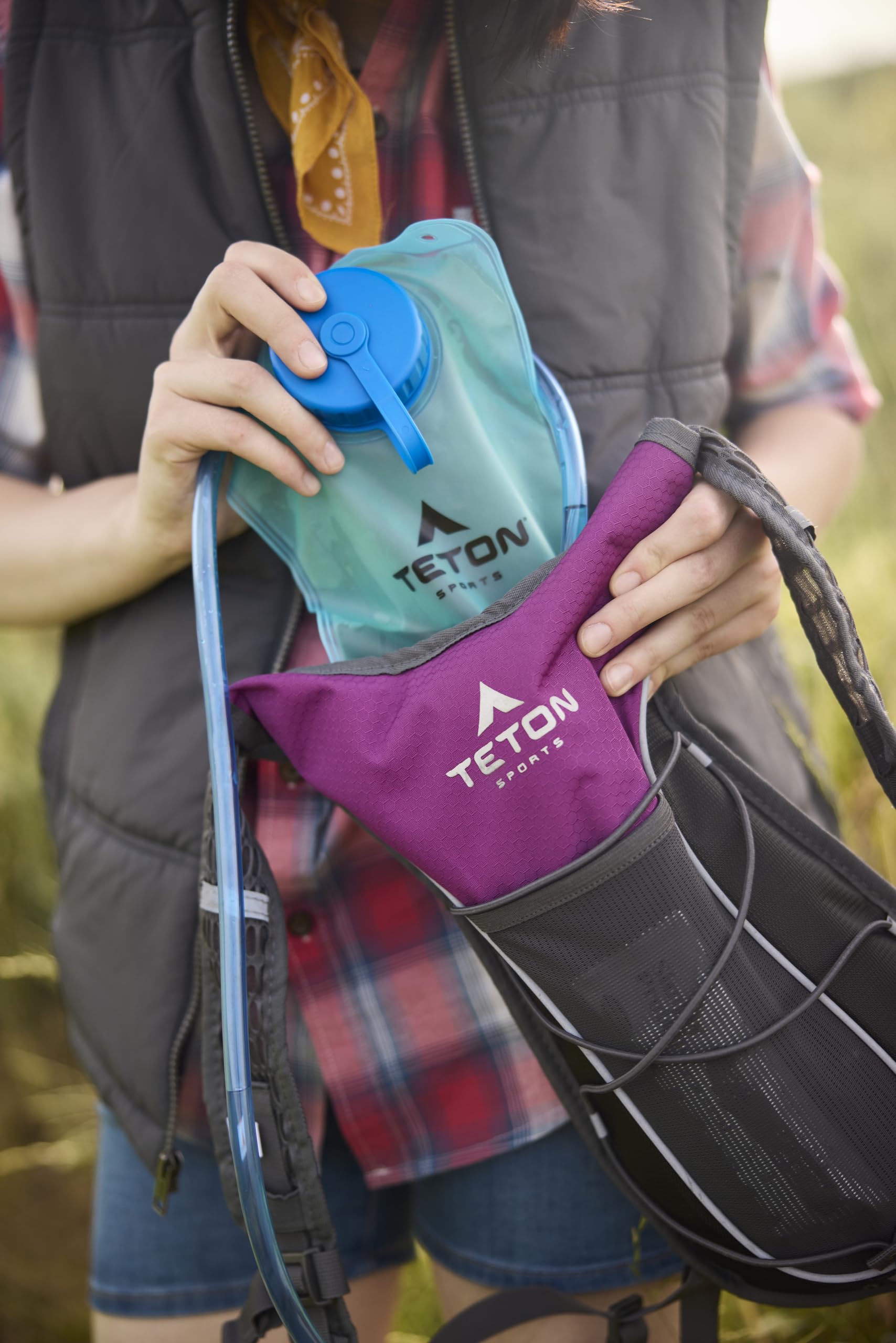 Teton Oasis/Trailrunner Hydration Backpack – Lightweight Water Pack with 2L/3L Bladder for Hiking, Running, Cycling, Biking 18L/22L Sizes – Sewn-in Rain Cover – Fits Men and Women